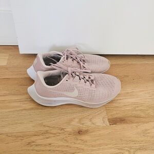 Woman’s Nike Zoom Pegasus Size 7